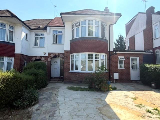 3 bed property in Fernside Avenue, Mill Hill